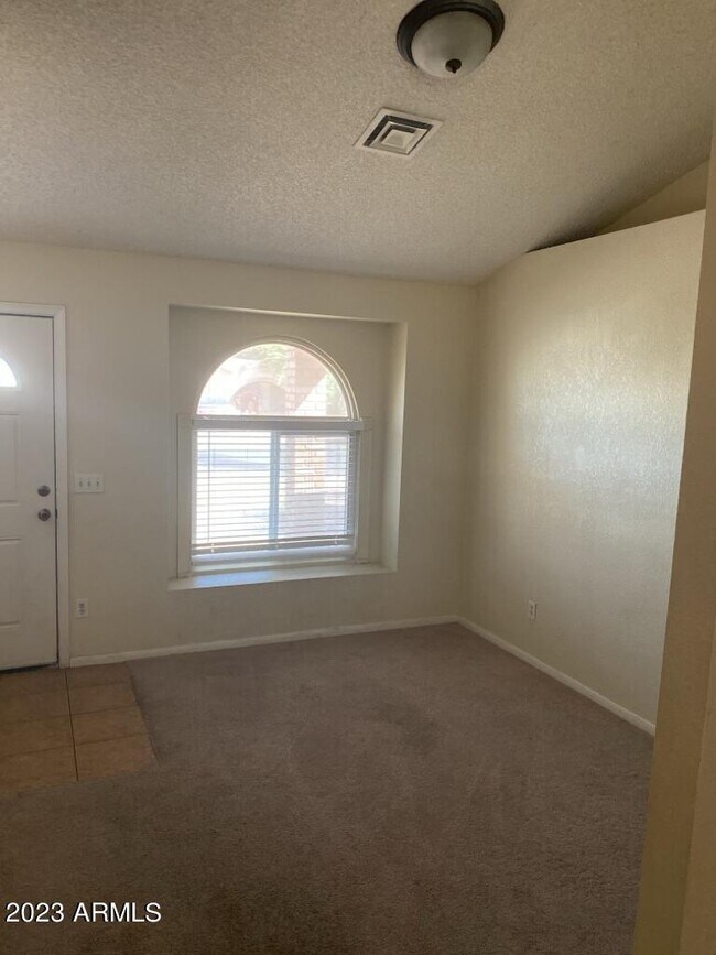 Building Photo - 1747 E Isabella Ave