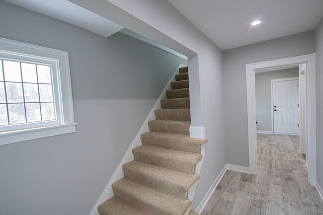 Foto del edificio - Completely Renovated  3 bedroom on Washbur...