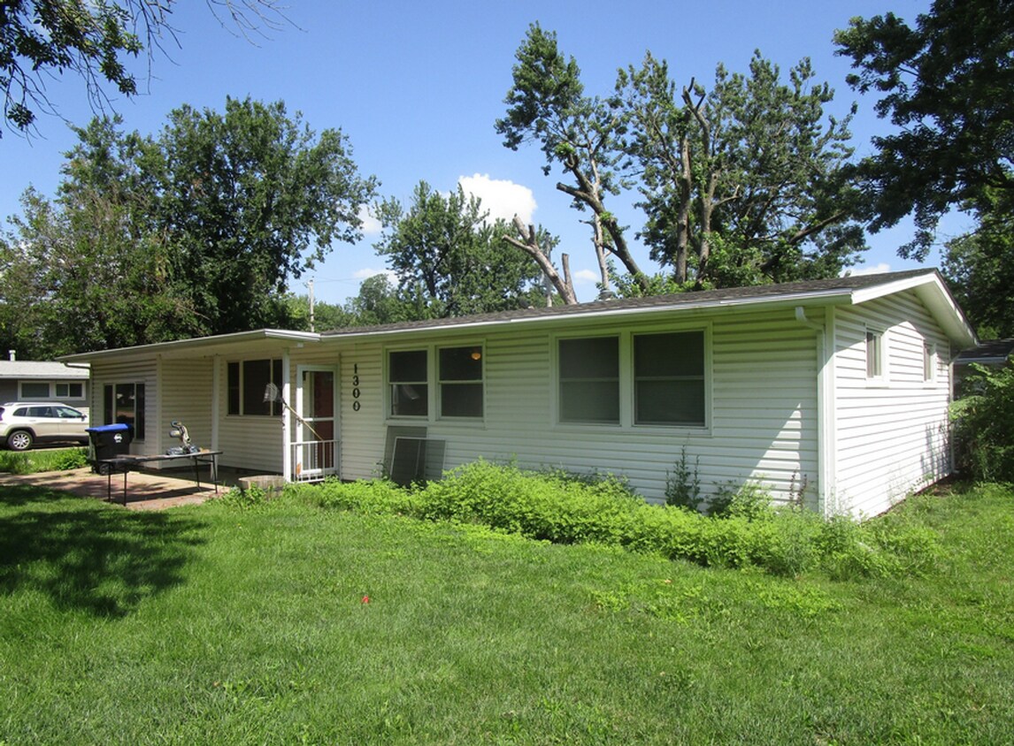 Foto principal - Check out this spacious 3BR home with 2 ca...
