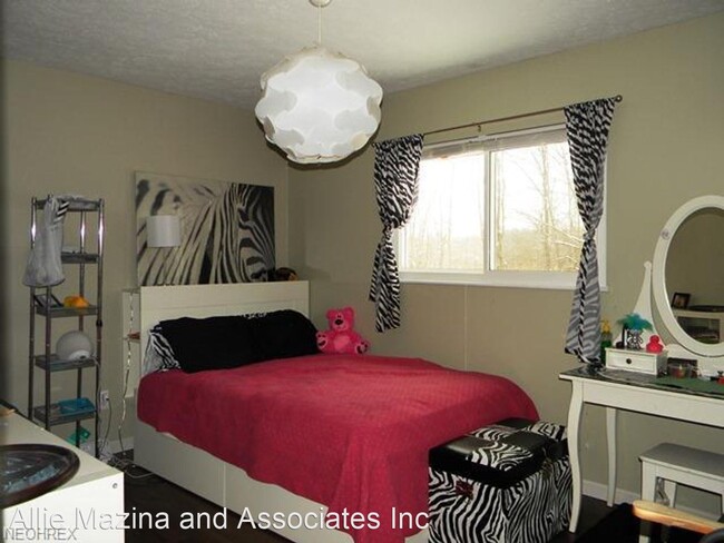 Building Photo - 3 br, 1.5 bath House - 994 Moneta Ave