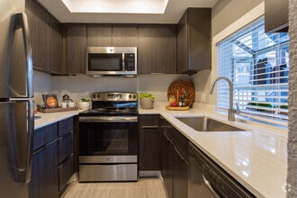 1BR, 1BA - 747 SF - The Lennox