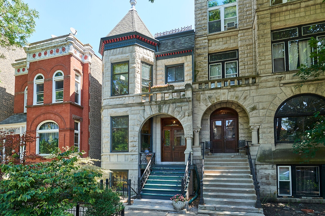 Primary Photo - 1049 N Hoyne Ave