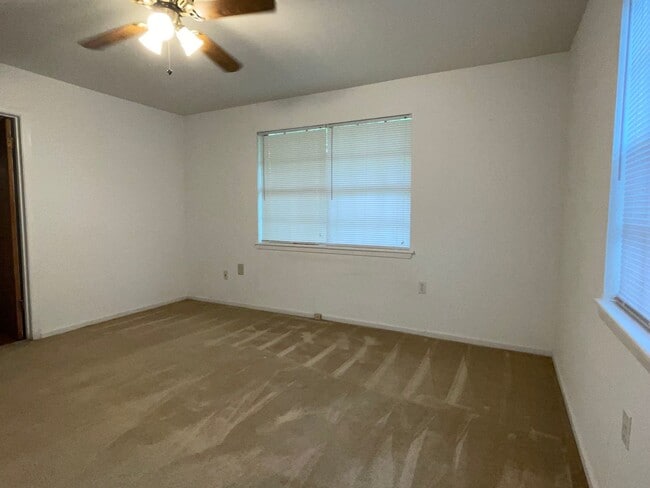 Building Photo - Spacious Home in Country Club Estates