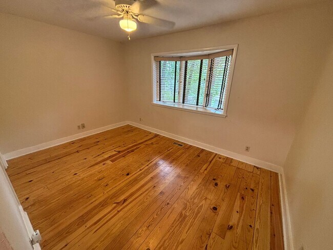 Building Photo - Gorgeous 3-Bedroom, 2-Bathroom Single Fami...