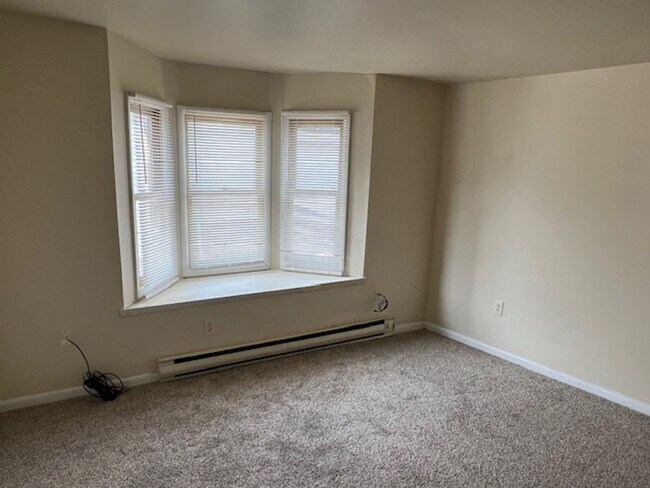 Building Photo - 136 N Spring St