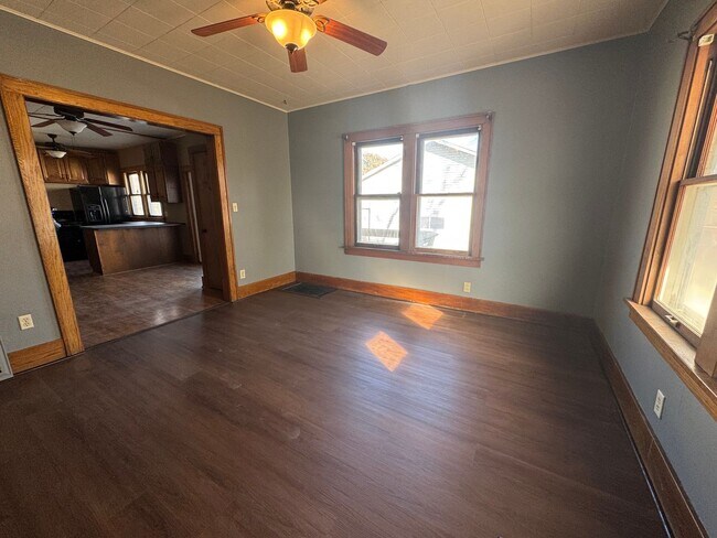 Foto del edificio - Huge 4 bedroom House with large garage