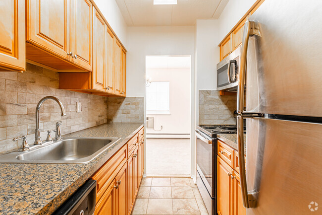 4.5 Rm, 1 Bd, 1 Ba - 950SF - Galley Kitchen - Summit House Apts