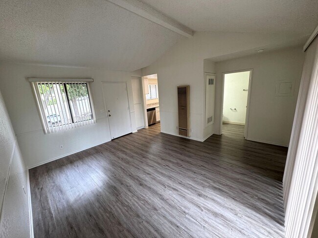 Foto del edificio - Upgraded West Ventura Apartment with Balcony