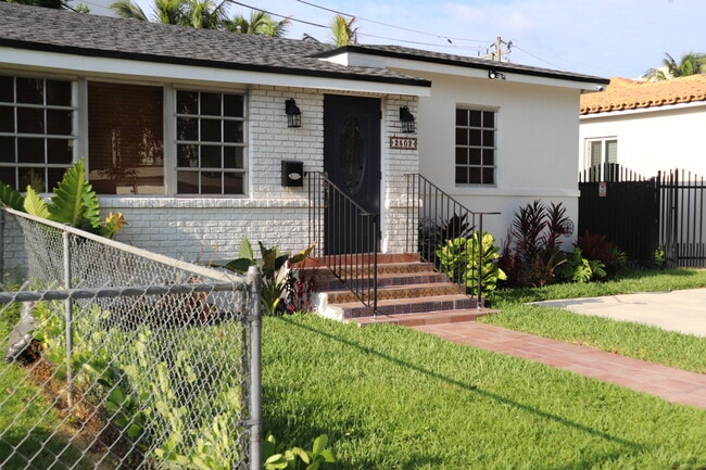 Building Photo - 2502 SW 27th St