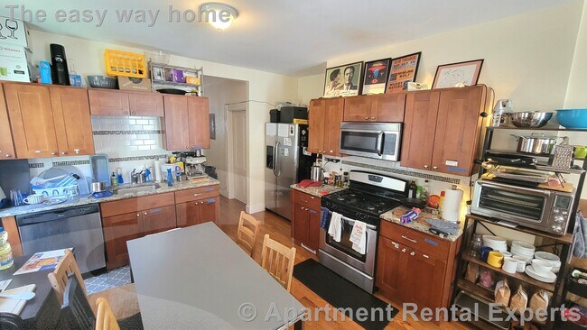 Building Photo - Central Sq 3+ Bedroom - Great location!  R...