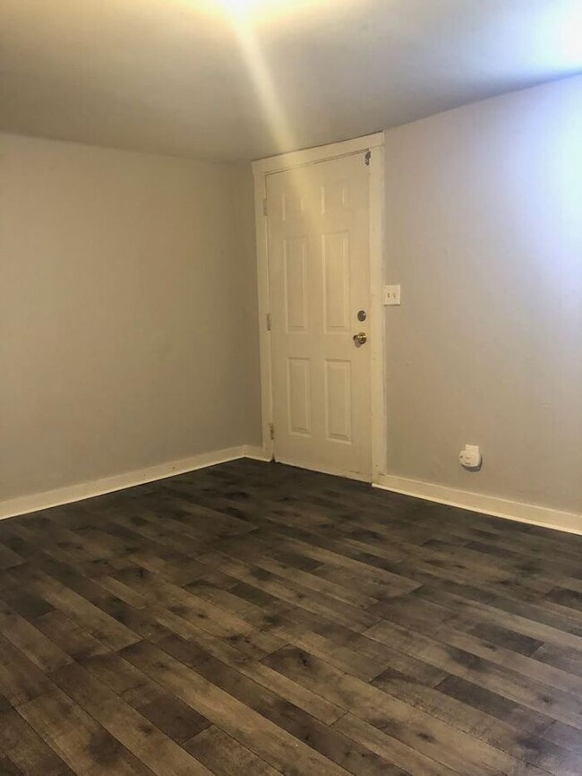 Building Photo - Northwest 4 Bedroom 2 Bath!