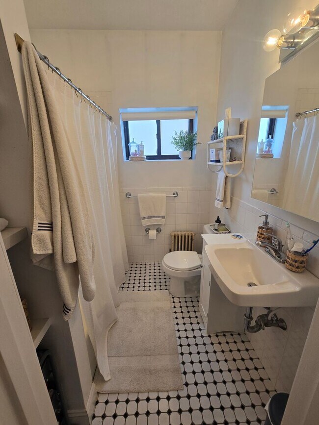 Foto del edificio - No Brokers Fee. Heat and Hot Water Included, Balcony, Laundry on a Site