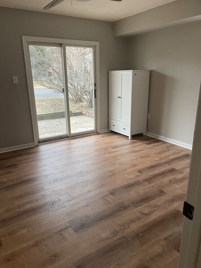 Building Photo - 323 Jefferson St