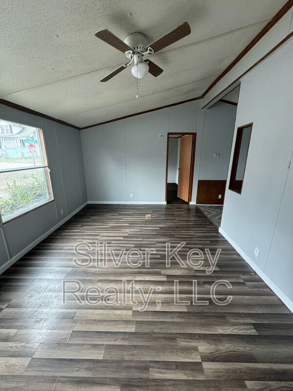 Building Photo - 901 Eastanallee Ave