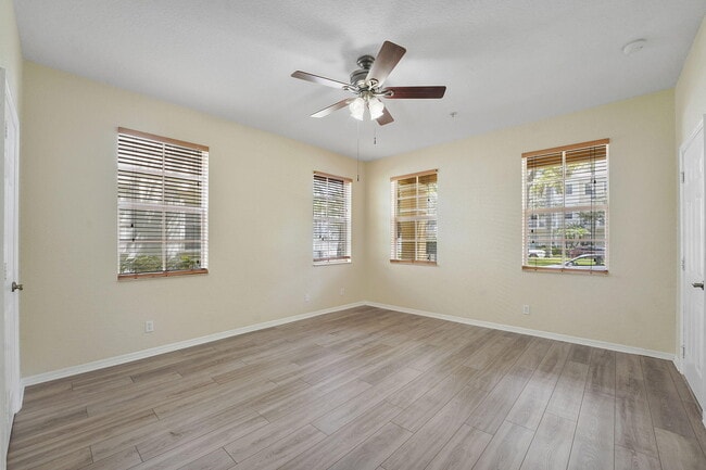 Building Photo - 128 W Royal Palm Cir