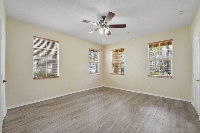 Foto del edificio - 128 W Royal Palm Cir