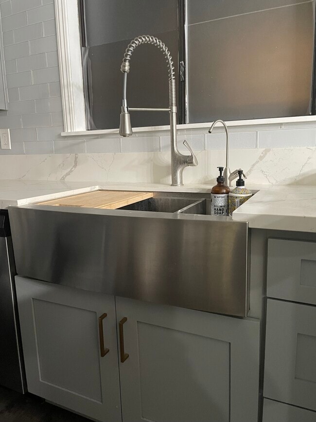 Farmhouse sink - 3355 Myrtle Ave