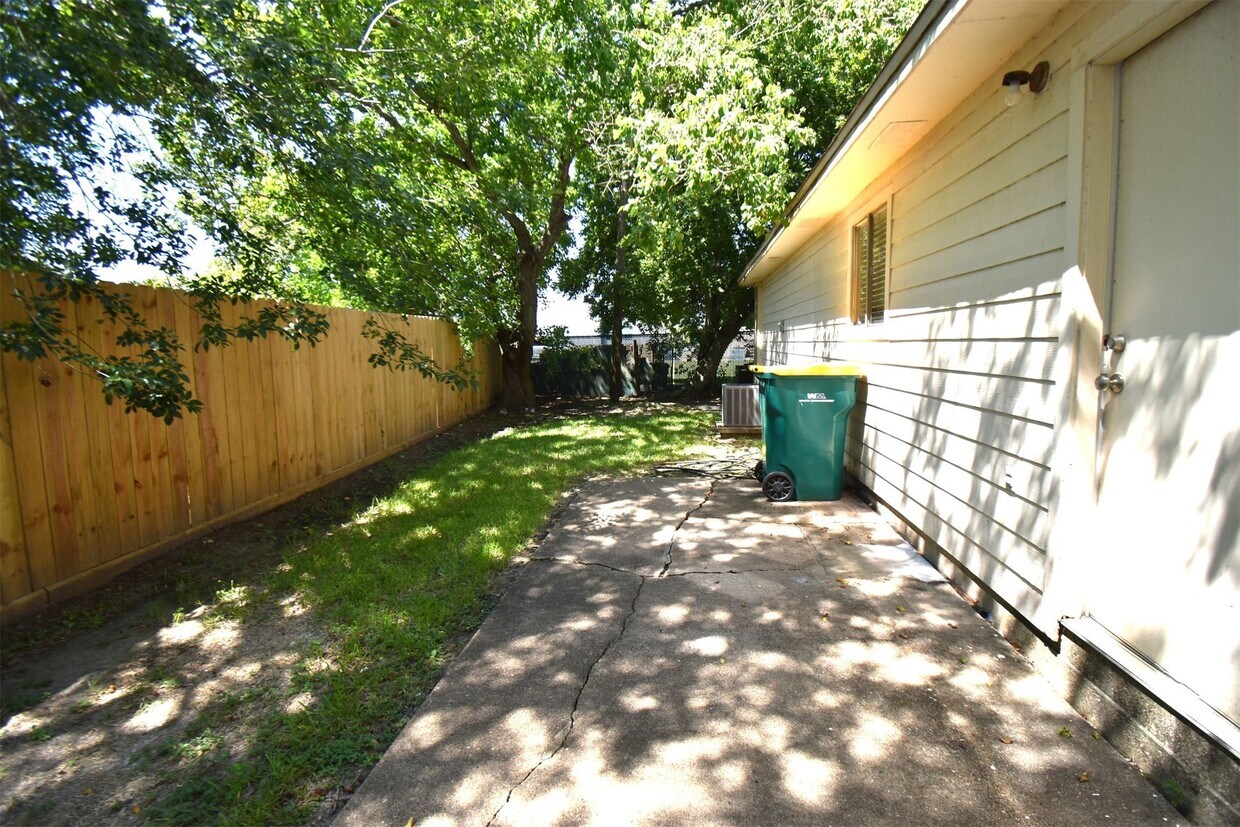 Primary Photo - 220 Westward Ave