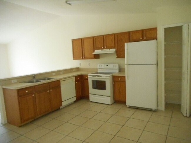 Building Photo - FIRST MONTH FREE!!! Duplex 3/2 + Garage 1 vehicle.