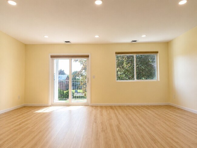 Building Photo - 25 Bayberry Dr