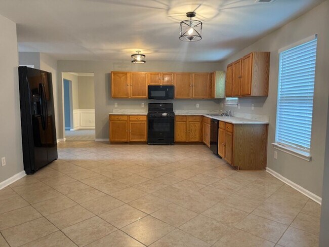 Building Photo - Beautifully Updated 5BR / 3 Bath Brick Fro...