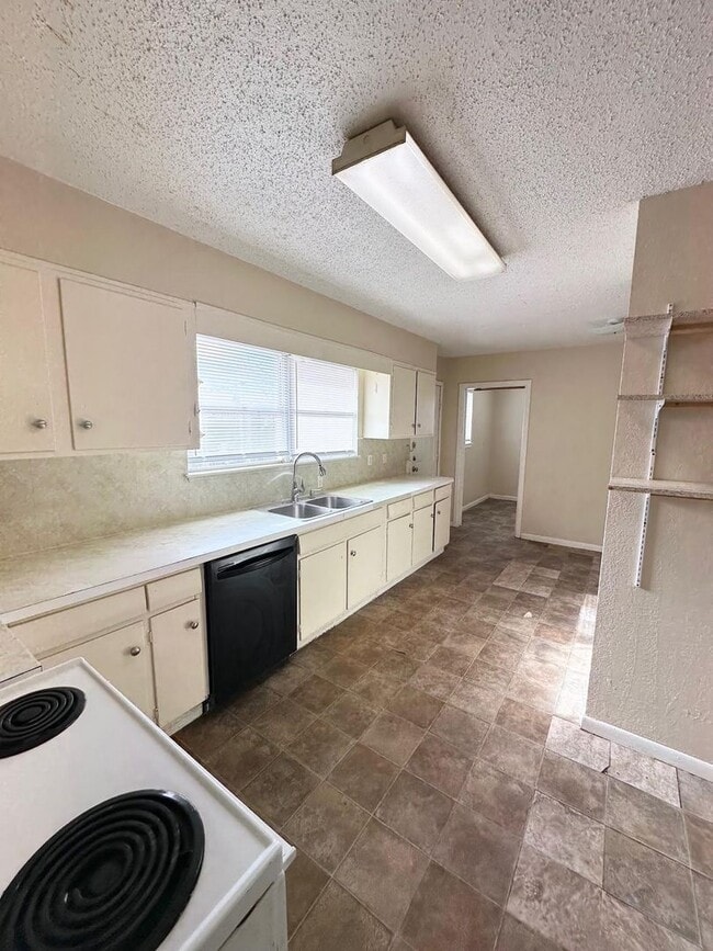 Foto del edificio - 3 Bed 2 Bath Ready To Rent ASAP!