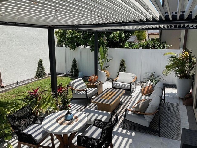 Foto del edificio - 6024 Pine Tree Way