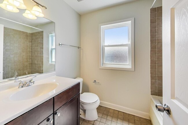 Building Photo - 6433 N Damen Ave