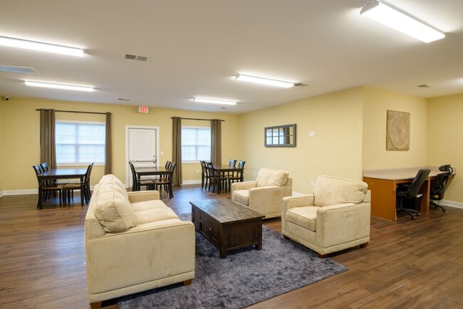 Relájate y conecta con los demás en nuestra espaciosa sala de estar para residentes, perfecta para reuniones, estudiar o simplemente disfrutar de un momento de tranquilidad. - Timberland Park