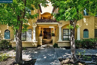 Building Photo - 5022 Lakeview Dr