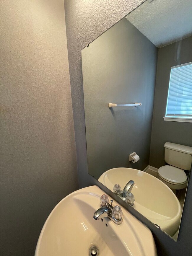 Building Photo - Avon - 3 bedroom home