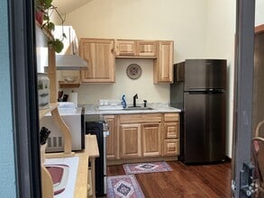 Building Photo - 144 Strawberry Ln