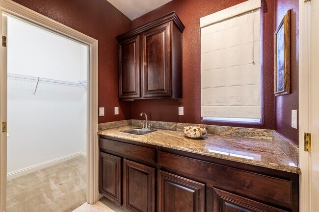 Foto del edificio - Luxurious Two-Story Home with Pool, Spa, a...