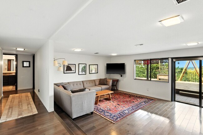 Foto del edificio - Stunning 1 Bed + Bonus Room/1 Bath Lower-L...