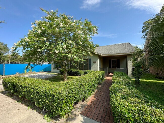 Foto del edificio - Huge 4 Bedroom, 2 Bathroom House Near Campus