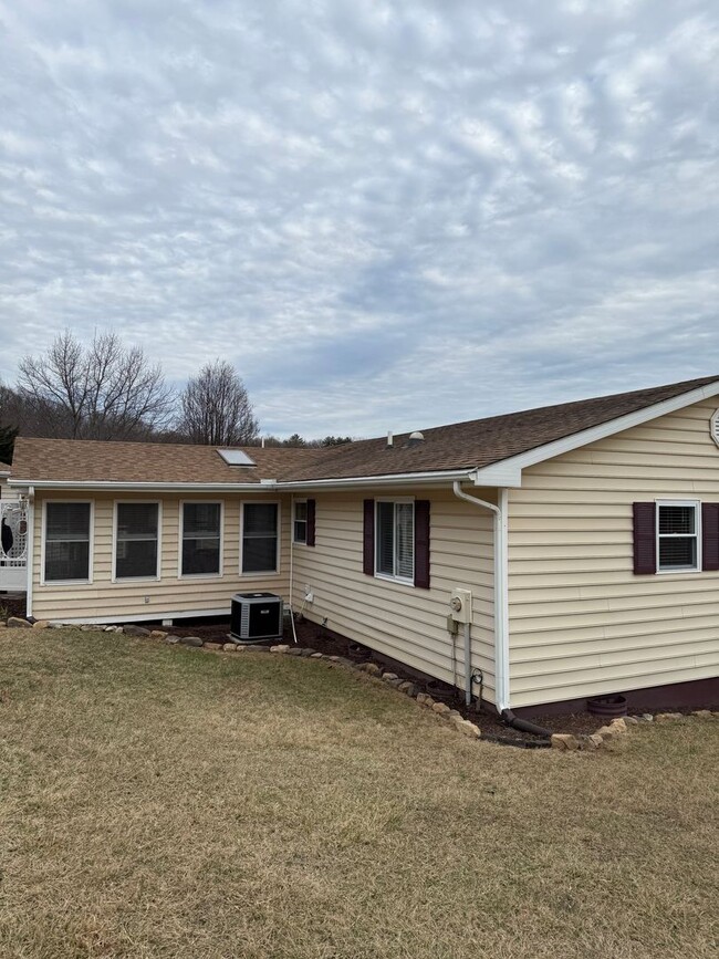 Building Photo - 3 Bedroom House with Views