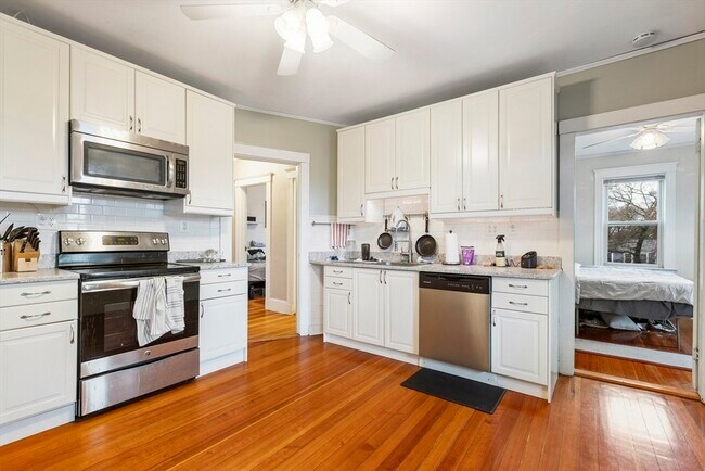 Building Photo - 8 Hallet St