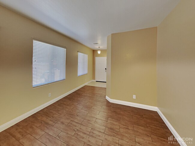 Foto del edificio - 719 Easter Lily Pl