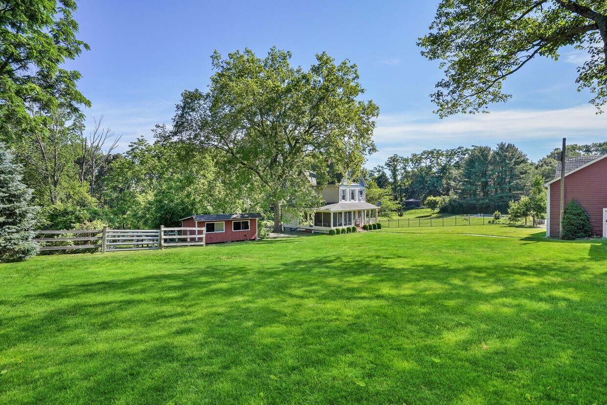 Primary Photo - 1554 Long Hill Rd