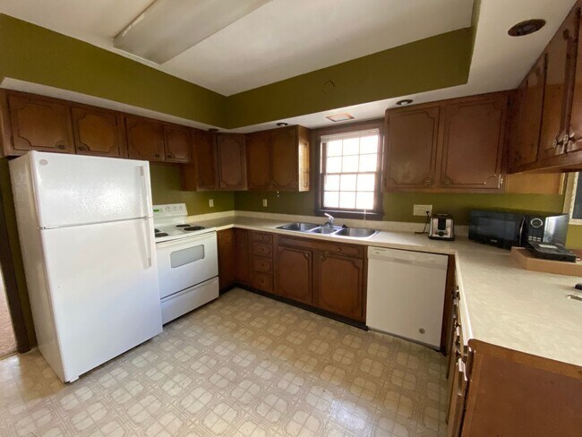 Foto del edificio - Spacious 5 Bedroom Home Near NDSU