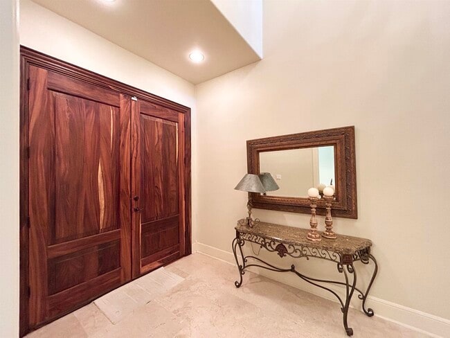 Building Photo - 2110 Bermuda Dr