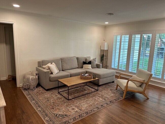 Foto del edificio - 6431 Woodcrest Ln