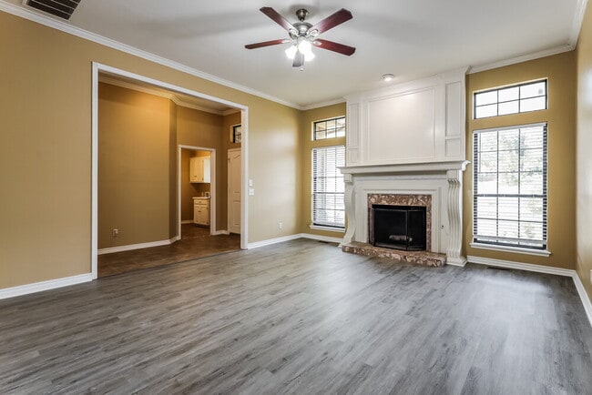 Foto del edificio - 2700 Shady Tree Ln