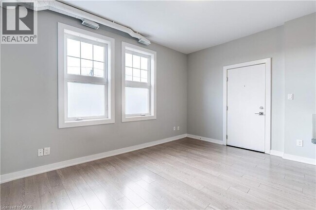 Building Photo - 657 Barton St E