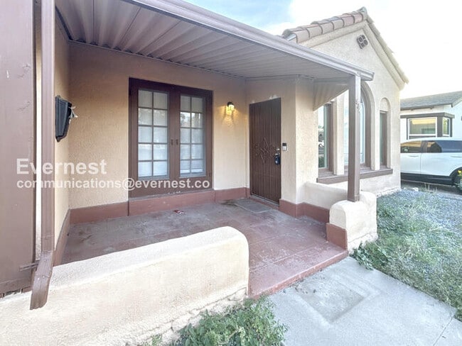 Building Photo - 3 Bed/2 Bath Home with Garage & Fenced Yar...