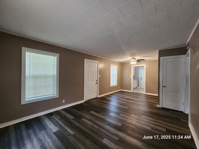 Building Photo - Cute & Cozy!