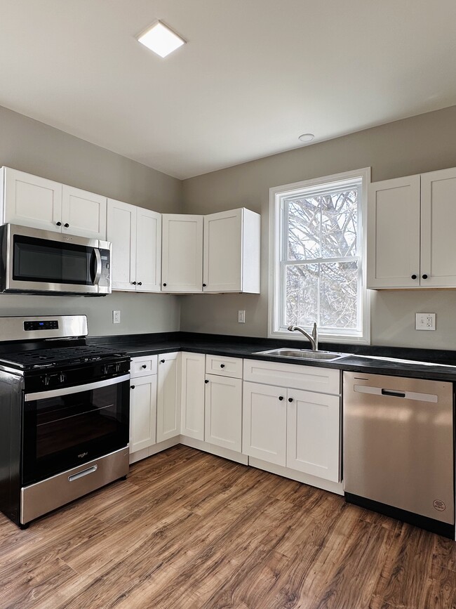 Building Photo - 19 Thompson St