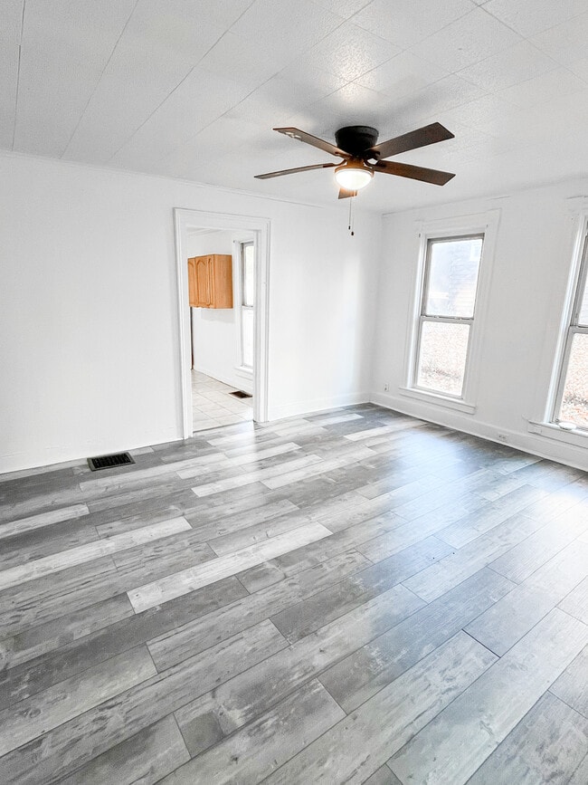 Building Photo - 512 Stone St