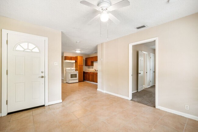 Building Photo - Charming 2×2 Single-Family Home – No Pets,...