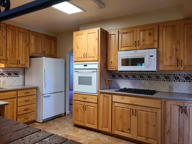 Foto del edificio - 4 Bedroom, 2 Bathroom! Lovely Home!